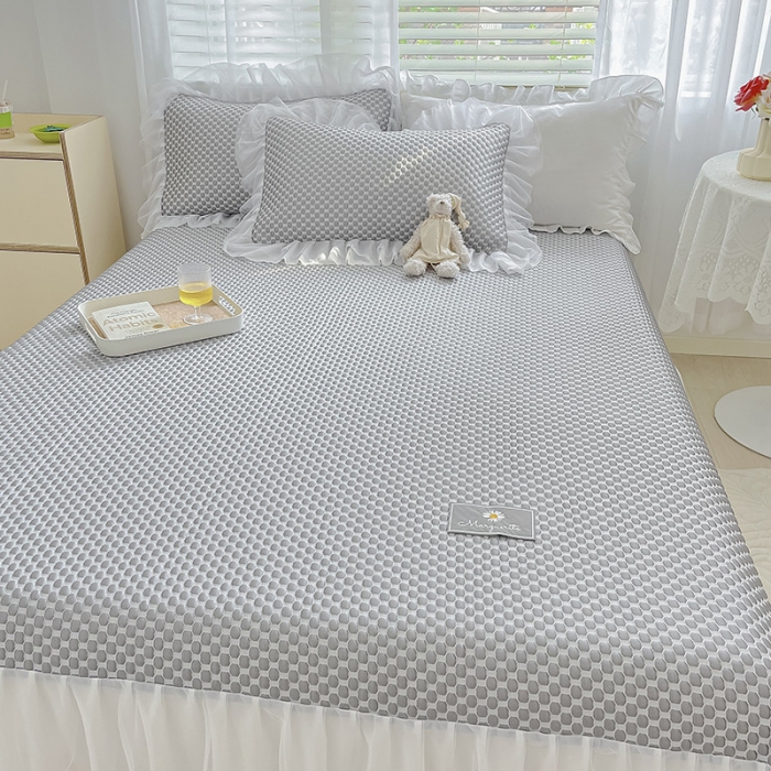 91家纺网 家纺一手货源 找家纺 眠帛家居  2022春夏爆款冰豆豆凉席床裙款 公主灰