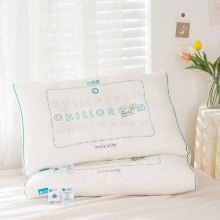91家纺网 家纺一手货源 找家纺 其乐 2023新款小奶皮舒柔枕 白色字母定型枕