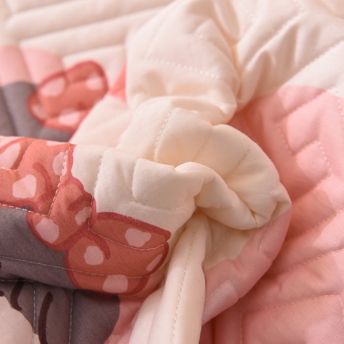 91家纺网 家纺一手货源 找家纺 美达家纺 新款全棉夹棉防滑可机洗花边床盖款软席 白桃女孩