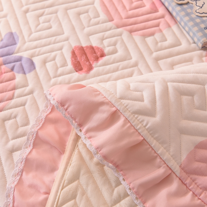 91家纺网 家纺一手货源 找家纺 美达家纺 新款全棉夹棉防滑可机洗花边床盖款软席 白桃女孩