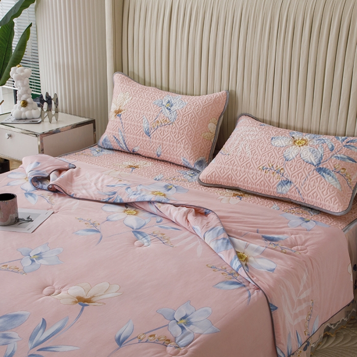 91家纺网 家纺一手货源 找家纺 纽缦 2022新款凉感丝乳胶凉席花卉夏被床裙四件套 花间粉