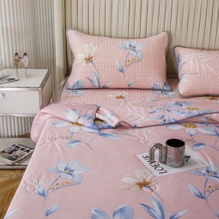 91家纺网 家纺一手货源 找家纺 纽缦 2022新款凉感丝乳胶凉席花卉夏被床裙四件套 花间粉