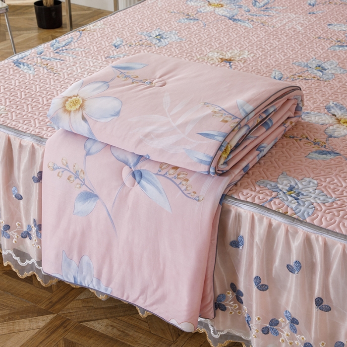 91家纺网 家纺一手货源 找家纺 纽缦 2022新款凉感丝乳胶凉席花卉夏被床裙四件套 花间粉