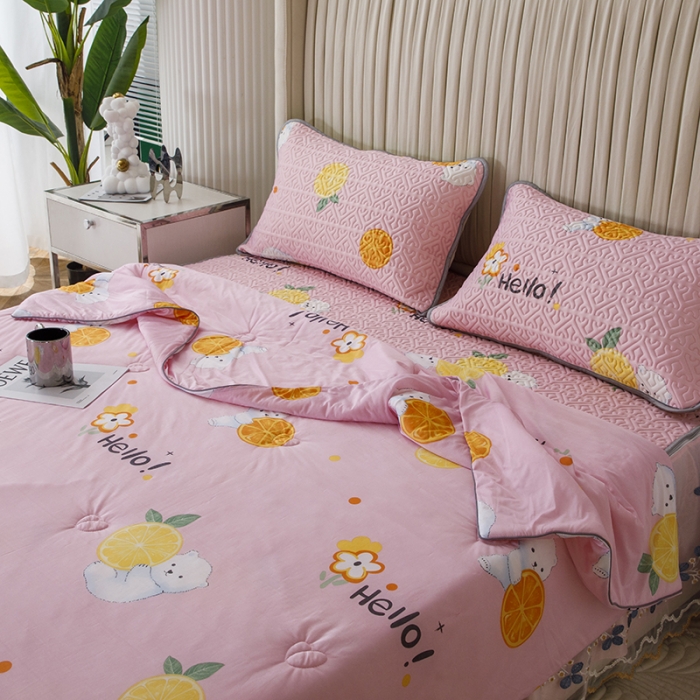 91家纺网 家纺一手货源 找家纺 纽缦 2022新款凉感丝乳胶凉席花卉夏被床裙四件套 柠檬熊粉