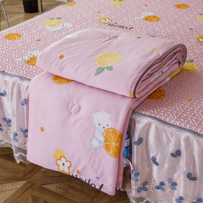 91家纺网 家纺一手货源 找家纺 纽缦 2022新款凉感丝乳胶凉席花卉夏被床裙四件套 柠檬熊粉