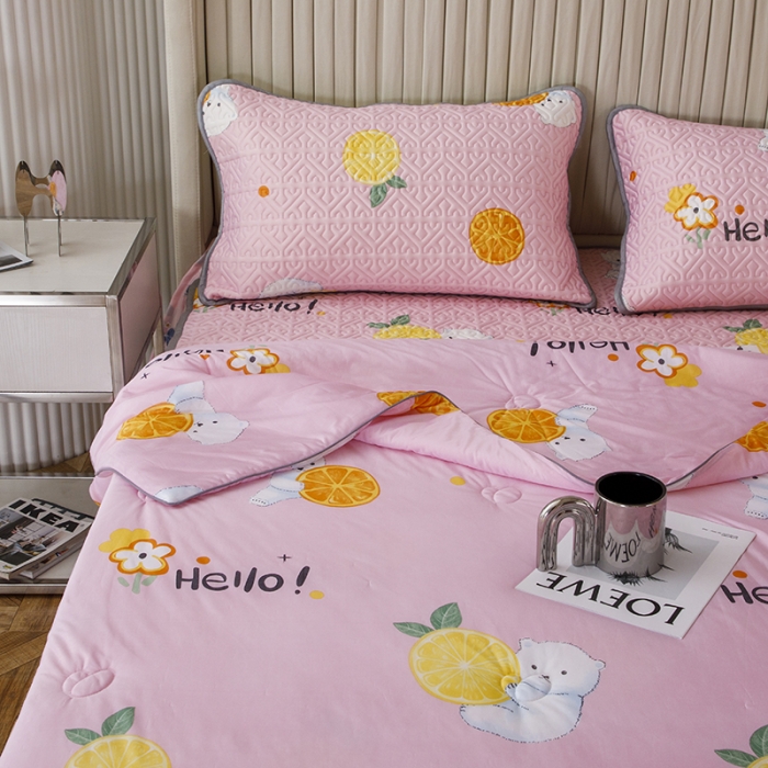 91家纺网 家纺一手货源 找家纺 纽缦 2022新款凉感丝乳胶凉席花卉夏被床裙四件套 柠檬熊粉