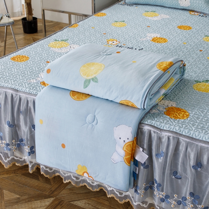 91家纺网 家纺一手货源 找家纺 纽缦 2022新款凉感丝乳胶凉席花卉夏被床裙四件套 柠檬熊蓝