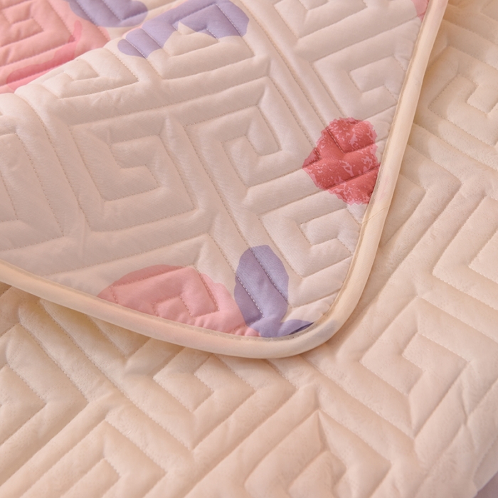 91家纺网 家纺一手货源 找家纺 美达 新款全棉夹棉防滑可机洗床盖床垫床垫直边软席款白桃女孩