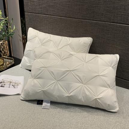 91家纺网 家纺一手货源 找家纺 2022帅露直播爆款保健枕芯枕头纽花羽丝绒枕