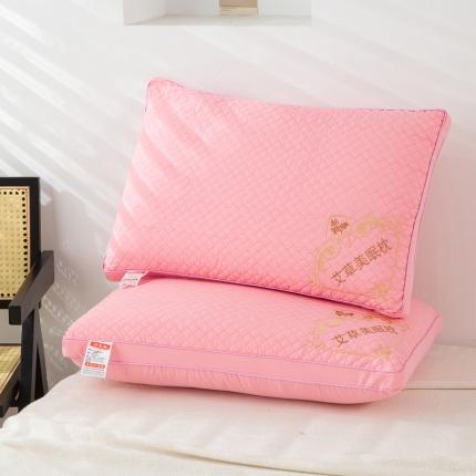 91家纺网 家纺一手货源 找家纺 其乐 2023新款艾草热熔枕角绣款 粉色