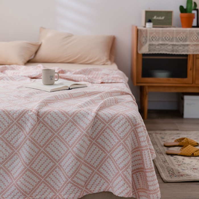 91家纺网 家纺一手货源 找家纺 雯雨 2022新款无印风纱布毛巾被夏被直播方格圆点粉