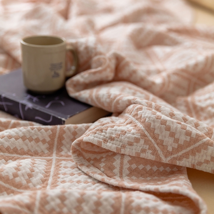 91家纺网 家纺一手货源 找家纺 雯雨 2022新款无印风纱布毛巾被夏被直播方格圆点粉