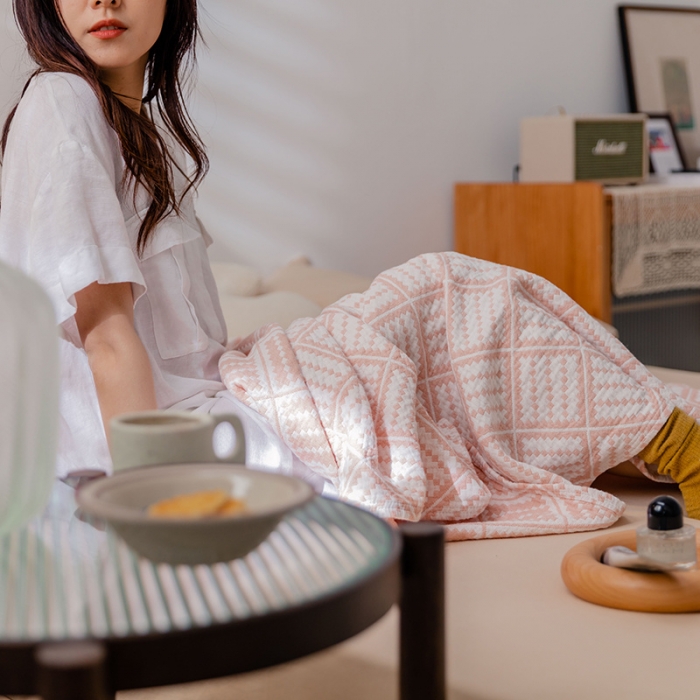 91家纺网 家纺一手货源 找家纺 雯雨 2022新款无印风纱布毛巾被夏被直播方格圆点粉