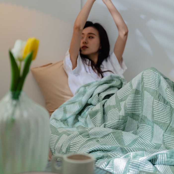 91家纺网 家纺一手货源 找家纺 雯雨 2022新款无印风纱布毛巾被夏被直播平行线绿