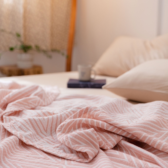 91家纺网 家纺一手货源 找家纺 雯雨 2022新款无印风纱布毛巾被夏被直播 三角粉