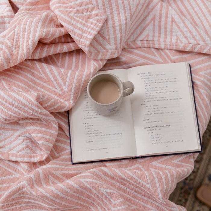 91家纺网 家纺一手货源 找家纺 雯雨 2022新款无印风纱布毛巾被夏被直播 三角粉