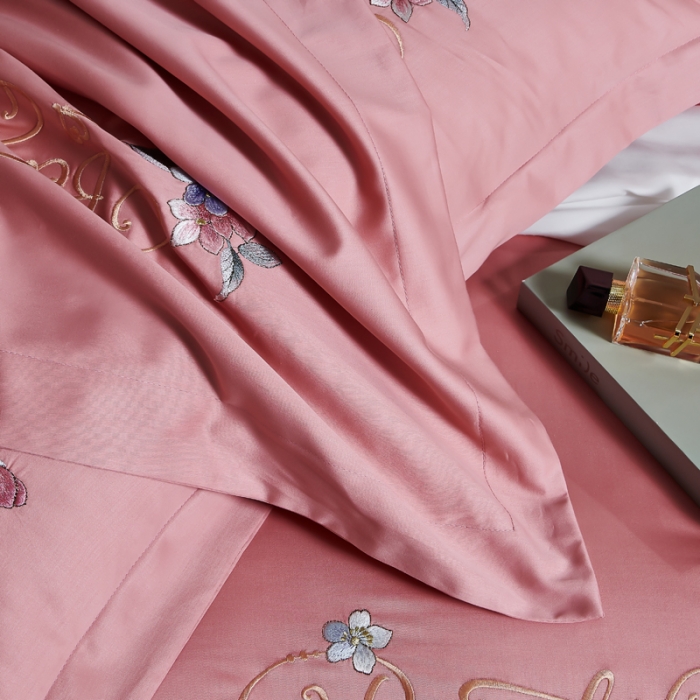 91家纺网 家纺一手货源 找家纺 优姿 2022新款100支长绒棉绣花四件套—花叶倾城-粉