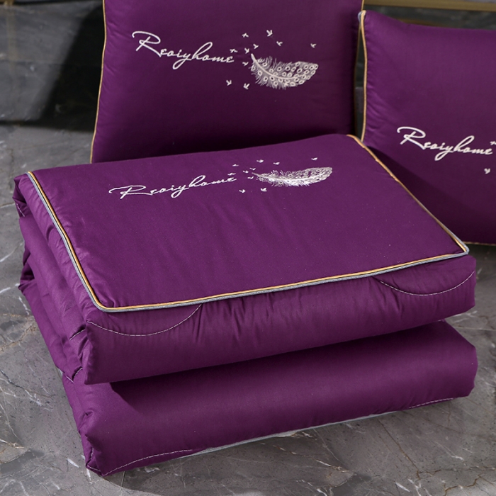 91家纺网 家纺一手货源 找家纺 照世家纺2022新款全棉羽毛款多功能抱枕被 帝王紫