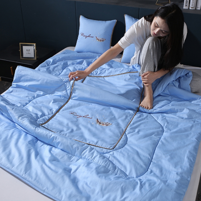 91家纺网 家纺一手货源 找家纺 照世家纺2022新款全棉羽毛款多功能抱枕被 靛蓝色