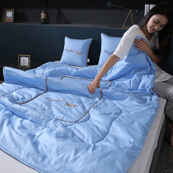 91家纺网 家纺一手货源 找家纺 照世家纺2022新款全棉羽毛款多功能抱枕被 靛蓝色