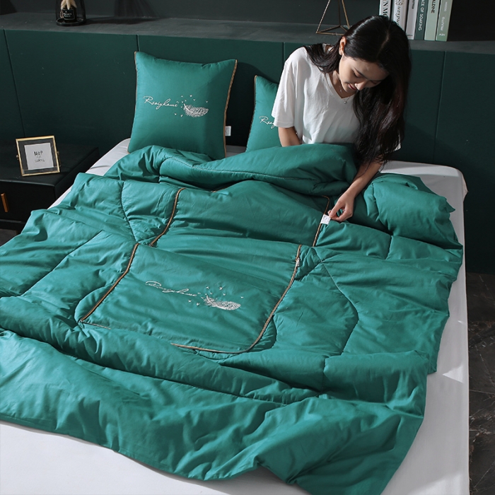 91家纺网 家纺一手货源 找家纺 照世家纺2022新款全棉羽毛款多功能抱枕被 湖蓝