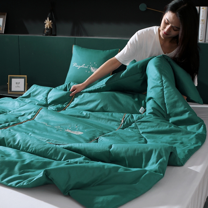 91家纺网 家纺一手货源 找家纺 照世家纺2022新款全棉羽毛款多功能抱枕被 湖蓝