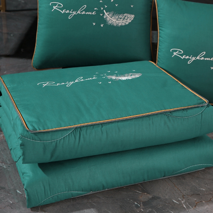 91家纺网 家纺一手货源 找家纺 照世家纺2022新款全棉羽毛款多功能抱枕被 湖蓝