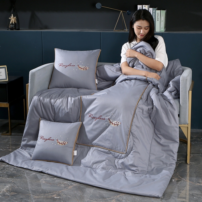 91家纺网 家纺一手货源 找家纺 照世家纺2022新款全棉羽毛款多功能抱枕被 灰色