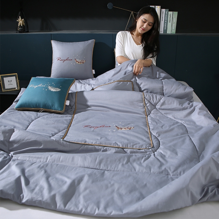 91家纺网 家纺一手货源 找家纺 照世家纺2022新款全棉羽毛款多功能抱枕被 灰色