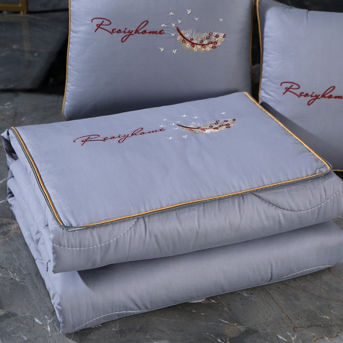 91家纺网 家纺一手货源 找家纺 照世家纺2022新款全棉羽毛款多功能抱枕被 灰色