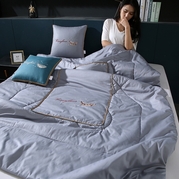 91家纺网 家纺一手货源 找家纺 照世家纺2022新款全棉羽毛款多功能抱枕被 灰色