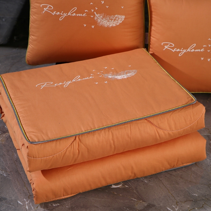 91家纺网 家纺一手货源 找家纺 照世家纺2022新款全棉羽毛款多功能抱枕被 桔黄色
