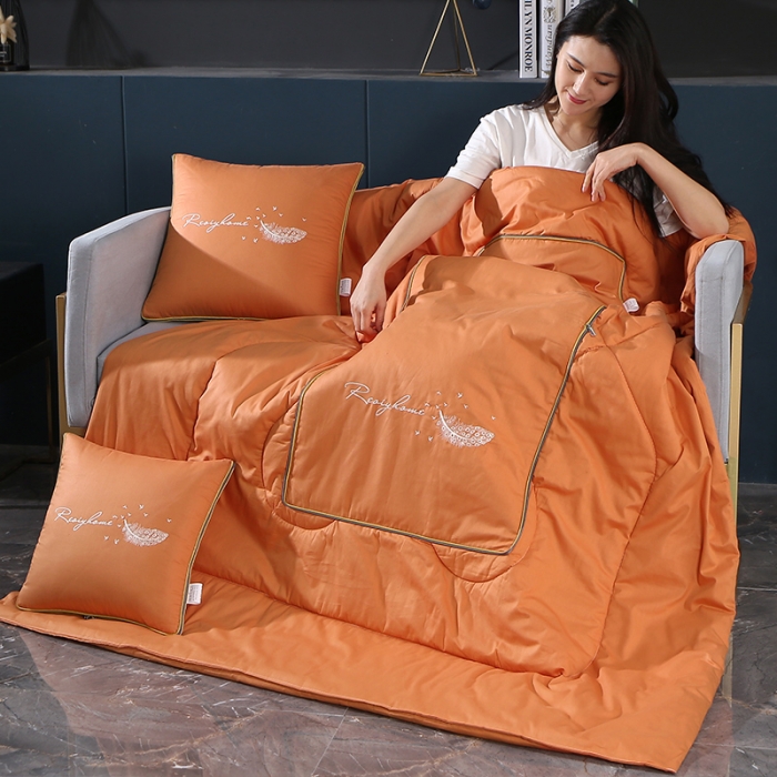 91家纺网 家纺一手货源 找家纺 照世家纺2022新款全棉羽毛款多功能抱枕被 桔黄色