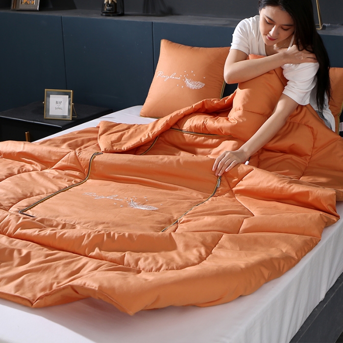 91家纺网 家纺一手货源 找家纺 照世家纺2022新款全棉羽毛款多功能抱枕被 桔黄色