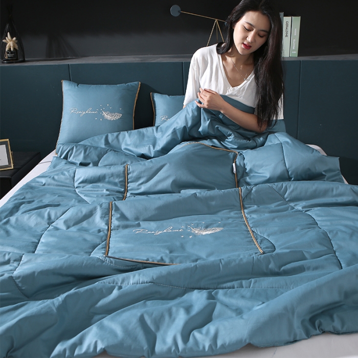 91家纺网 家纺一手货源 找家纺 照世家纺2022新款全棉羽毛款多功能抱枕被 孔雀蓝