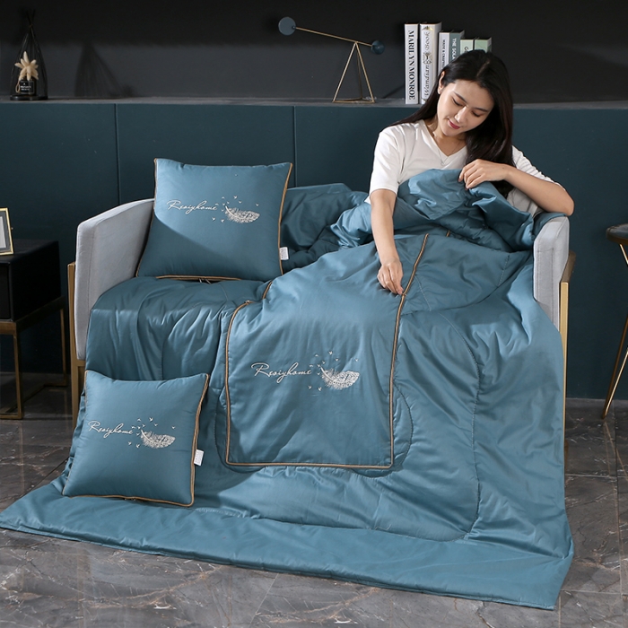 91家纺网 家纺一手货源 找家纺 照世家纺2022新款全棉羽毛款多功能抱枕被 孔雀蓝