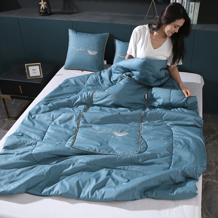 91家纺网 家纺一手货源 找家纺 照世家纺2022新款全棉羽毛款多功能抱枕被 孔雀蓝