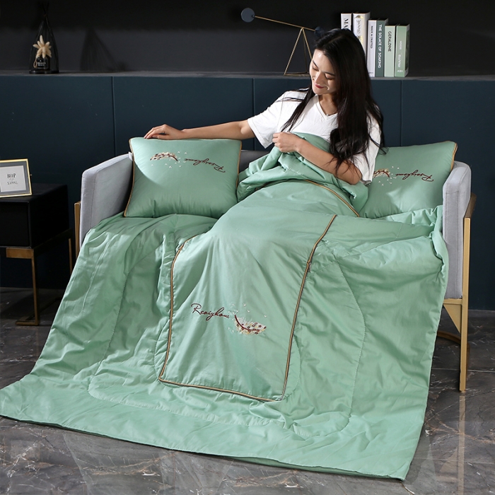 91家纺网 家纺一手货源 找家纺 照世家纺2022新款全棉羽毛款多功能抱枕被 绿色