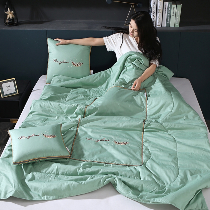 91家纺网 家纺一手货源 找家纺 照世家纺2022新款全棉羽毛款多功能抱枕被 绿色