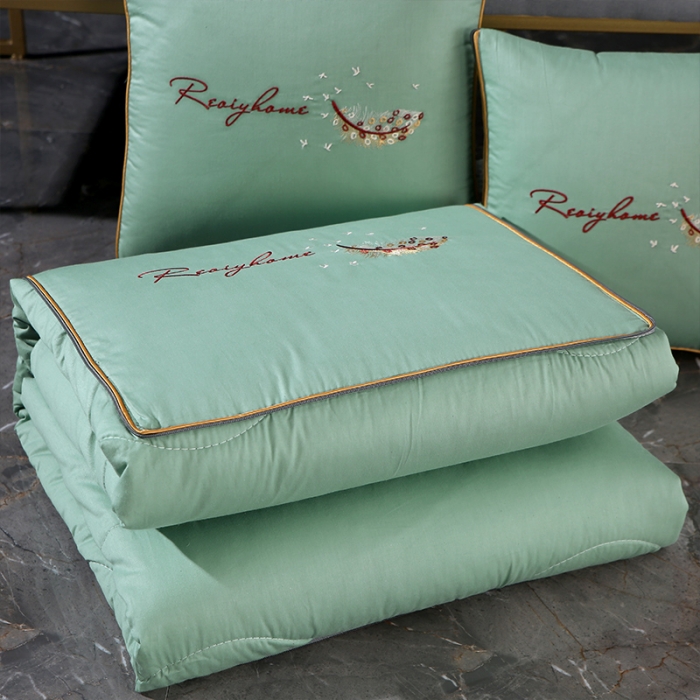 91家纺网 家纺一手货源 找家纺 照世家纺2022新款全棉羽毛款多功能抱枕被 绿色