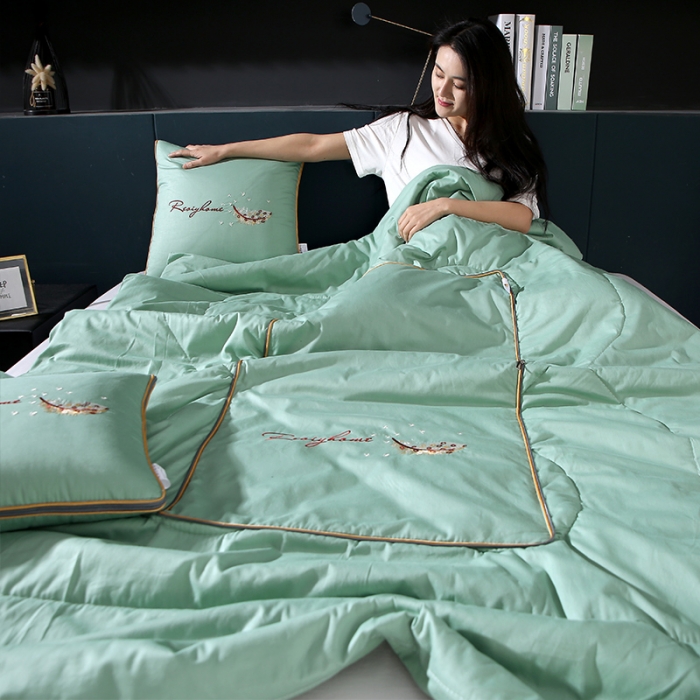 91家纺网 家纺一手货源 找家纺 照世家纺2022新款全棉羽毛款多功能抱枕被 绿色