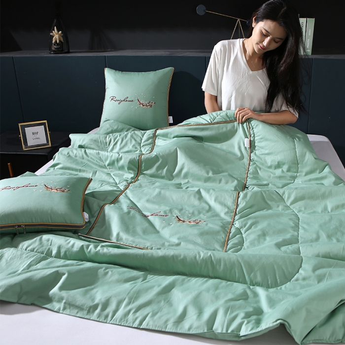 91家纺网 家纺一手货源 找家纺 照世家纺2022新款全棉羽毛款多功能抱枕被 绿色