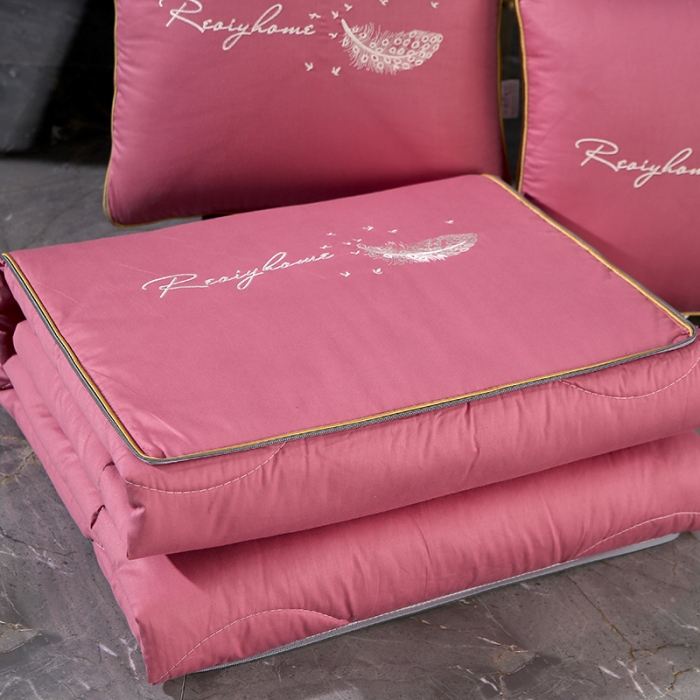 91家纺网 家纺一手货源 找家纺 照世家纺2022新款全棉羽毛款多功能抱枕被 玫瑰粉