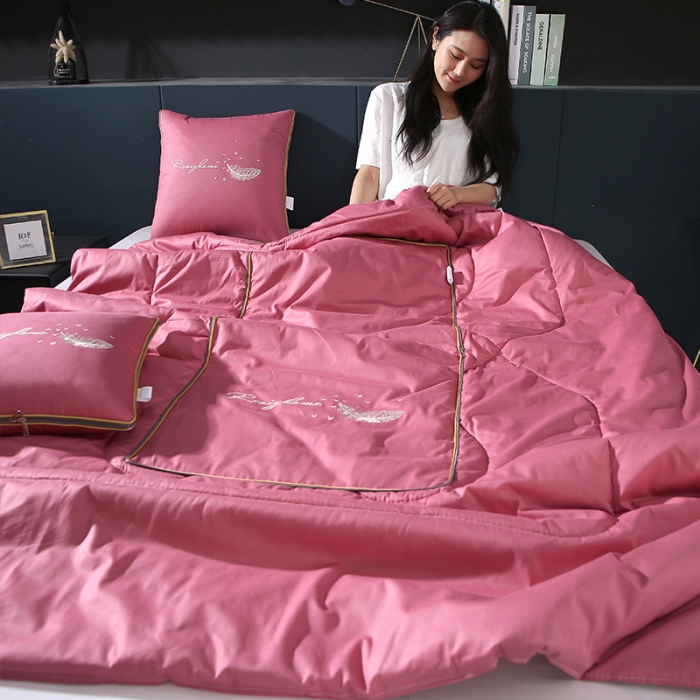 91家纺网 家纺一手货源 找家纺 照世家纺2022新款全棉羽毛款多功能抱枕被 玫瑰粉