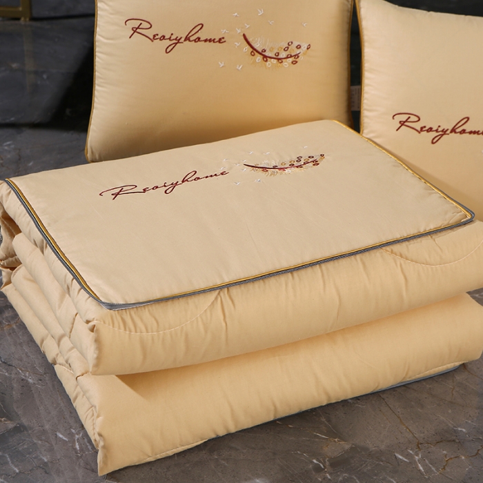 91家纺网 家纺一手货源 找家纺 照世家纺2022新款全棉羽毛款多功能抱枕被 米黄