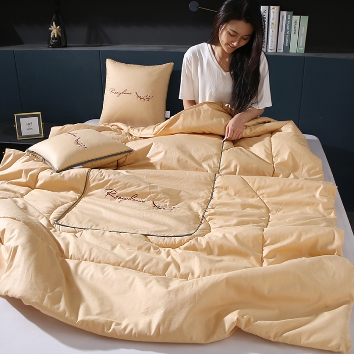 91家纺网 家纺一手货源 找家纺 照世家纺2022新款全棉羽毛款多功能抱枕被 米黄