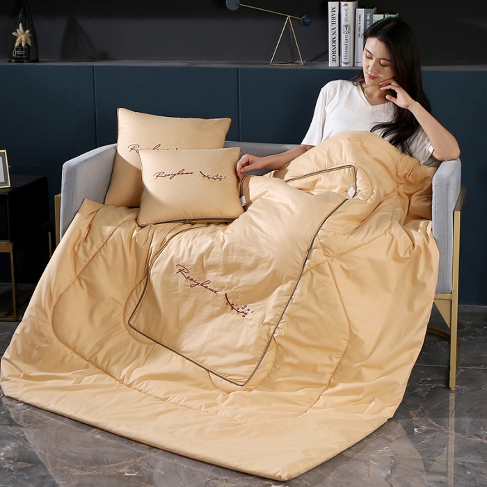 91家纺网 家纺一手货源 找家纺 照世家纺2022新款全棉羽毛款多功能抱枕被 米黄