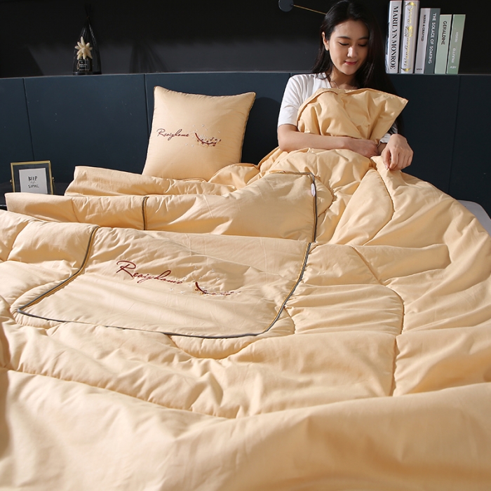 91家纺网 家纺一手货源 找家纺 照世家纺2022新款全棉羽毛款多功能抱枕被 米黄