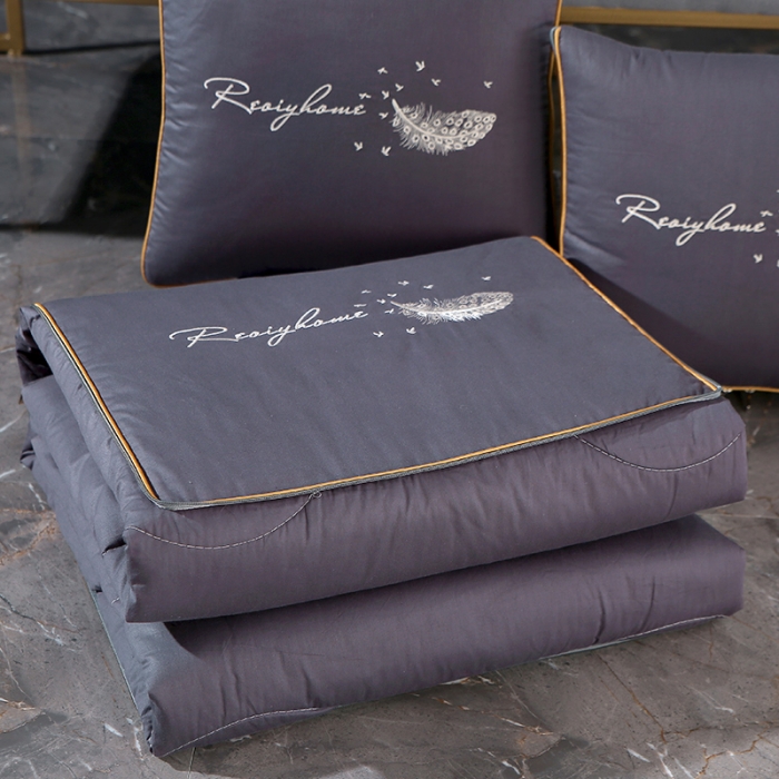 91家纺网 家纺一手货源 找家纺 照世家纺2022新款全棉羽毛款多功能抱枕被 深灰