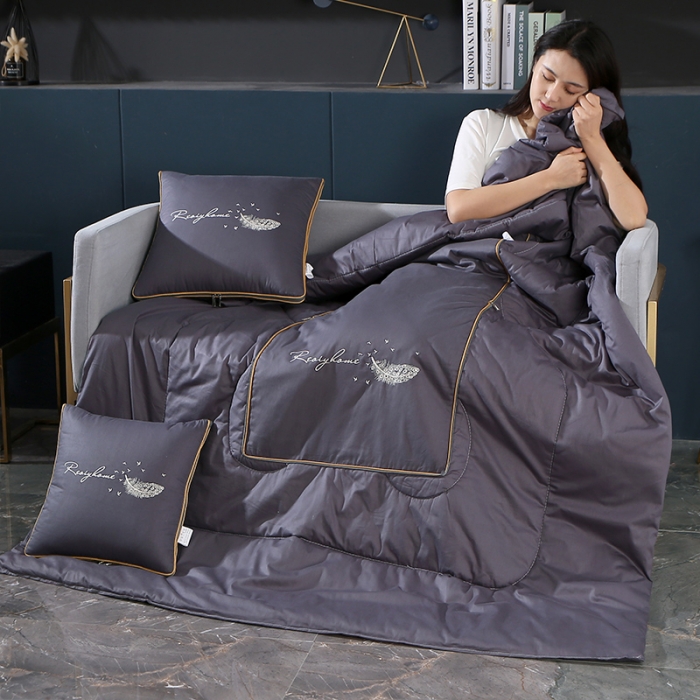 91家纺网 家纺一手货源 找家纺 照世家纺2022新款全棉羽毛款多功能抱枕被 深灰